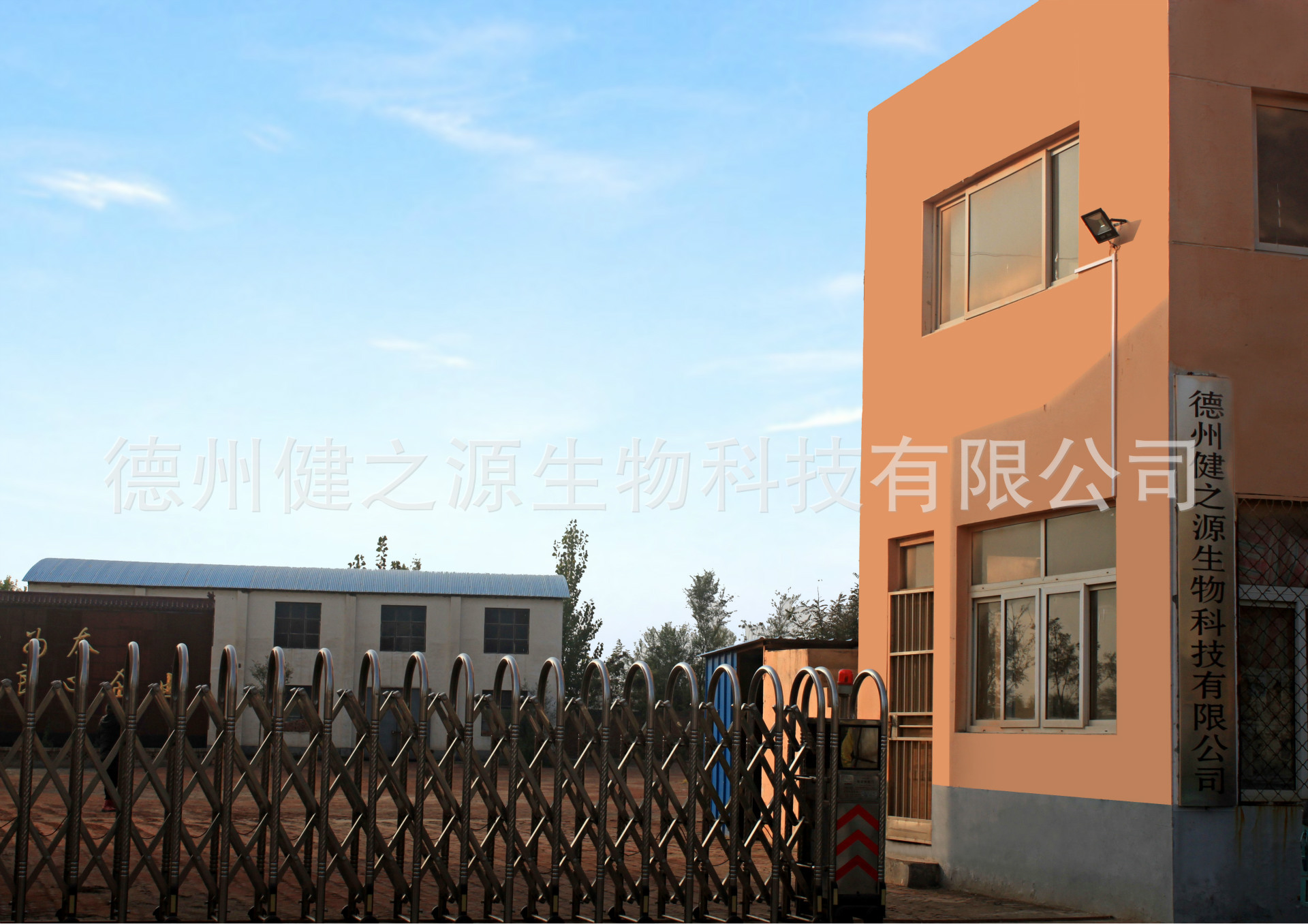 德州健之源生物科技有限公司是一家專業(yè)生產(chǎn)營養(yǎng)素補(bǔ)充劑、SC營養(yǎng)食品公司，業(yè)務(wù)范圍包括固體飲料、壓片糖果、代用茶、沖劑以及各種膳食養(yǎng)生健康食品的生產(chǎn)代工、OEM、 ODM等。公司占地五十余畝，廠區(qū)建筑面積4000余m2，內(nèi)設(shè)生產(chǎn)車間、質(zhì)量控制室、產(chǎn)品檢測中心、陰涼倉庫、辦公用房及輔助用房。生產(chǎn)車間總面積1000余m2，其中保健食品GMP 凈化車間600m2，裸藻片代加工 裸藻復(fù)合壓片糖果OEM  食品片劑貼牌委托生產(chǎn)廠家 一般生產(chǎn)區(qū)400m2；倉儲總面積（原輔料倉庫、成品倉庫、包材倉庫等）2500m2，物料分區(qū)分庫存放；檢測分析室（包括理化分析室、微生物檢驗(yàn)室、留樣觀察室等）總面積300m2。辦公用房200m2。流水生產(chǎn)線承接粉劑，片劑，袋泡茶，顆粒劑 等劑型的成品、半成品代加工。  公司成立專項(xiàng)實(shí)驗(yàn)室，引進(jìn)山東中醫(yī)藥大學(xué)的醫(yī)藥技術(shù)部部長等相關(guān)專業(yè)人員組建科研團(tuán)隊(duì)，在分子生物學(xué)、微 生物發(fā)酵、藥食同源、新資源食品研究等方面實(shí)行研產(chǎn)一體化，針對不同方向的營養(yǎng)課題進(jìn)行探討研究，并將科研成果轉(zhuǎn)化為生產(chǎn)力，為產(chǎn)業(yè)化生產(chǎn)提供技術(shù)支撐。